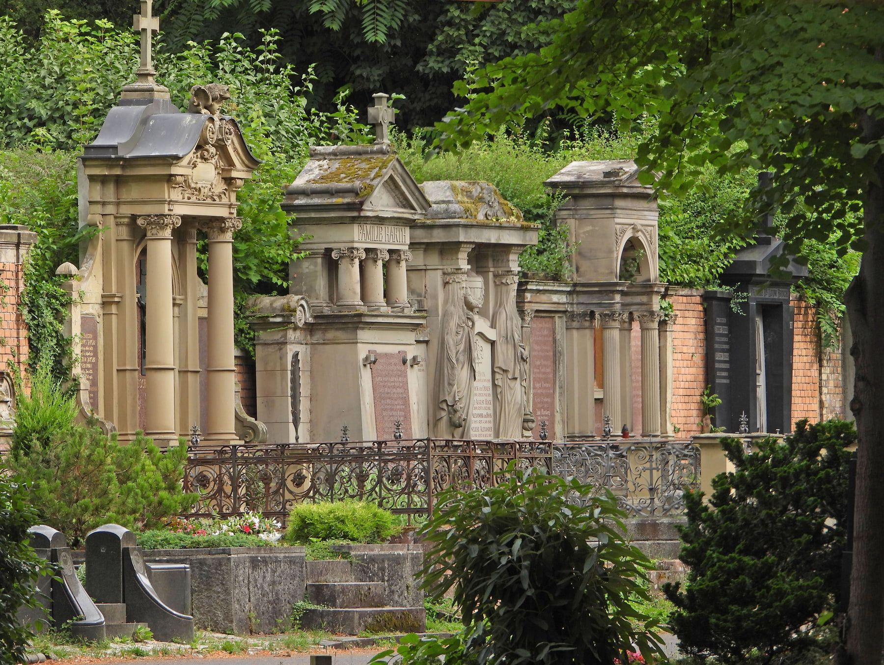 Reich verzierte klassizistische Gruftbauten der Gruftenstraße hinter schmiedeeisernen Gittern auf Hauptfriedhof Mainz
